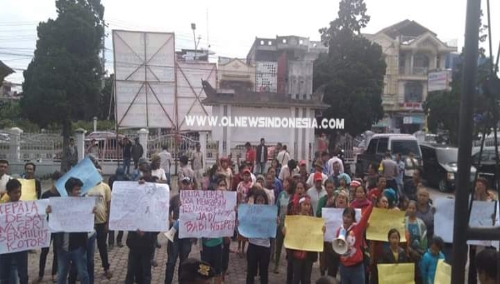 Ket foto : Warga Desa Nageri Kecamatan Munte gelar aksi demo di depan kantor DPRD Karo, Kamis (18/07) 2019