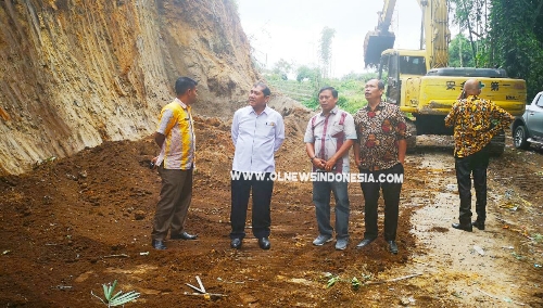 Ket foto :  Bupati Karo Terkelin Brahmana SH didampingi Kepala Kepala Bappeda Ir Nasib Sianturi Msi dan Plt. PU PR Paksa Tarigan, serta Kabid Mitcon Purba saat berada di lokasi, megecek jalan alternatif yang di benahi oleh Dinas PUPR Kabupaten Karo, Jumat (19/07) 2019