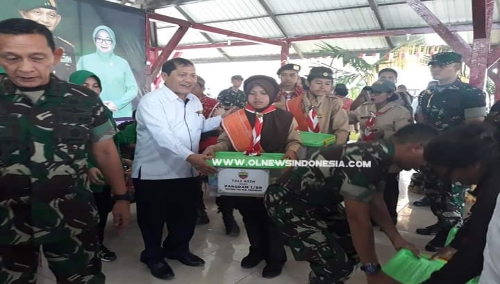 Ket foto  : Tampak Pangdam I /BB Mayjen TNI M.S Fadhilah bersama Bupati Karo Terkelin Brahmana SH memberikan bantuan Tali Asih ke warga Desa Naman, Jumat (19/07) 2019.