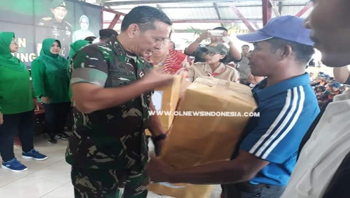 Ket foto  : Tampak Pangdam I /BB Mayjen TNI M.S Fadhilah memberikan bantuan Tali Asih berupa alat pertanian ke warga Desa Naman, Jumat (19/07) 2019