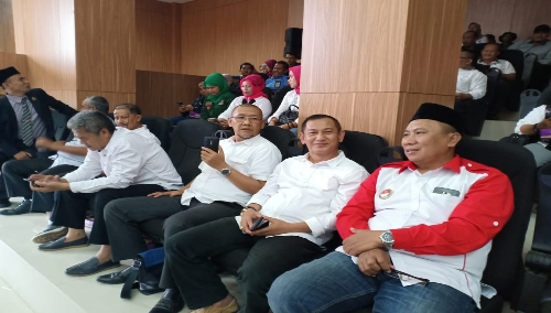 Foto : Tokoh Masyarakat yang Juga Caleg terpilih,H Beben Suhendar,turut mengawal Sidang Paripurna DPRD Kabupaten Bogor Me IX,terkait persetujuan Pemekaran Kabupaten Bogor Timur,Senin(22/07)