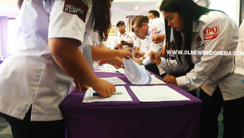 Ket foto : saat penandatanganan berkas oleh masing masing Partai Politik yang di gelar KPU Kabupaten Karo dalam Pleno terbuka di Hotel Sinabung Berastagi, Senin (22/07) 2019