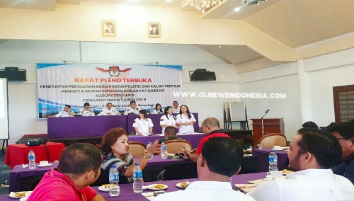 Ket foto : Rapat Pleno terbuka penetapan perolehan kursi Partai Politik dan calon terpilih anggota DPRD Kabupaten Karo di Hotel Sinabung Berastagi, Senin (22/07) 2019