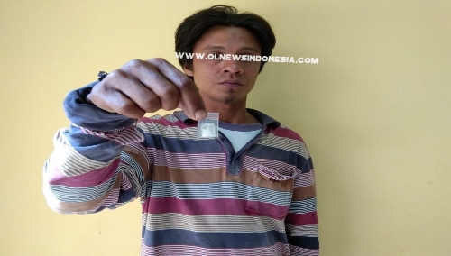 Foto : Kedapatan Bawa Sabu, AGUS SYAHPUTRA SIAHAAN (33) warga pardomuan I Kec. Pangururan Samosir, diringkus personil sat resnarkoba Polres Samosir di Jalan DI Panjaitan desa Pardomuan I Kec. Pangururan Kab. Samosir Sumatera Utara, Selasa (23/7) sekira pukul 10.00 Wib.