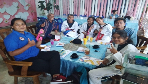 Ket foto  : Pengcab UTI Pro Kabupaten Karo, Rezeki  Karo Karo (baju liris) saat bertatap muka dengan para Atlit Taekwondo Ready Club Karo yang mewakili Indonesia di kejuaraan dunia beberapa waktu lalu di Kabanjahe