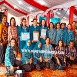 Ket foto : Ketua TP PKK Kab Karo Ny. Sariati Terkelin Brahmana (tengah) memegang piagam penghargaan Pakarti Utama II saat foto bersama pengurus PKK dan OPD Kab Karo dalam acara HKG PKK di Padang Sumatra Barat, Rabu (24/07) 2019