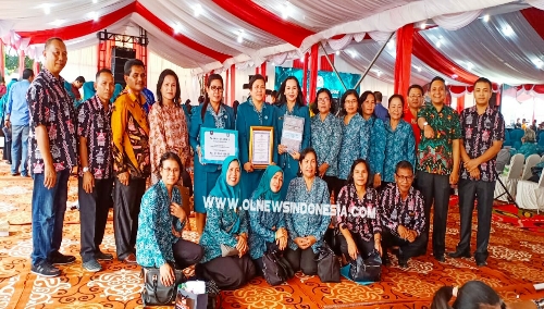 Ket foto : Ketua TP PKK Kab Karo Ny. Sariati Terkelin Brahmana (tengah) memegang piagam penghargaan Pakarti Utama II saat foto bersama pengurus PKK dan OPD Kab Karo dalam acara HKG PKK di Padang Sumatra Barat, Rabu (24/07) 2019