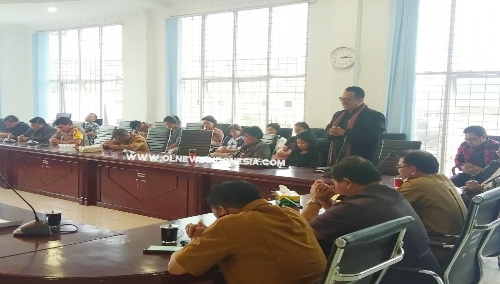 Ket foto  : Suasana Pertemuan Elemen masyarakat Karo Lintas Agama dan Pemerintah Kab Karo di Gedung Kantor DPRD Karo di Kabanjahe. Diawali dengan Doa bersama oleh Pdt Masada Sinukaban, Rabu (23/07) 2019