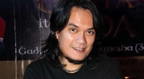 Foto :  Viky Sianipar, Musisi ini sangat bersemangat dalam memperkenalkan musik Indonesia. Dia lahir di Jakarta, 26 Juni 1976 anak bungsu dari pasangan Monang Sianipar dan Elly Rosalina Kusuman