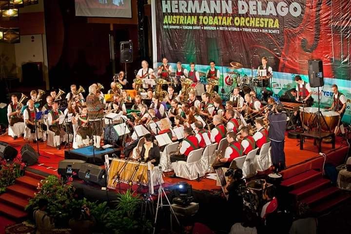 Foto : Hermann Delago  Musisi berkebangsaan Austria ini sangat menyukai musik Batak. Menurutnya, lagu Batak lebih memiliki jiwa yang bagus dan sangan lembut.