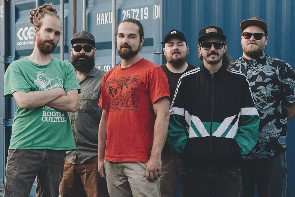 Foto : Bagjuice  Bagjuice adalah sebuah Reggae/Dub band yang berasal dari Amsterdam, Belanda. Band ini memiliki personel sebanyak 6 orang yang mana setiap personelnya mempunyai background musik yang sangat luas.