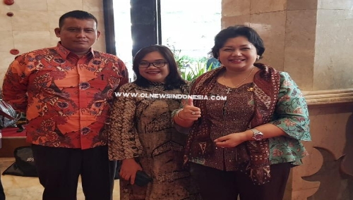 Ket foto : Kabag Perekonomian Rismawati Br Ginting foto bersama Kasubag Putri Mora  dan Ajudan Bupati Karo Tri Mansur Sembiring disela sela  acara TPID di Hotel Grand  Sahit Jakarta, Kamis (25/07) 2019
