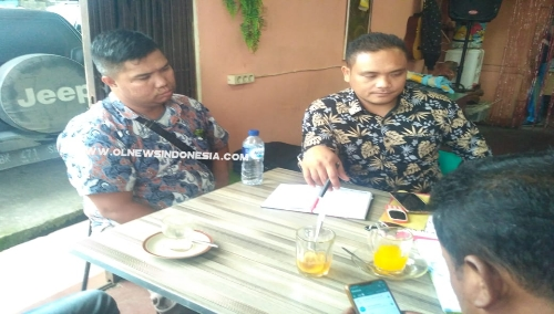 Ket foto : Suharja Sinuraya bersama pengacara nya Boin Silalahi SH Saat di wawancarai wartawan beberapa waktu lalu