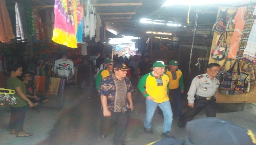 Foto : Di dampingi Kapolsek Simani do IPTU TL Tobing, Rombongan wisata Reuni 30 Tahun Adhyaksa 689 yang dipimpin oleh Kepala Kejaksaan Tinggi Sumatera Utara Fachruddin, S.H,M.H (baju kuning) menelusuri objek wisata di Simanindo, Sabtu (27/7)