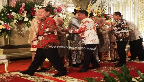 Ket foto : tampak Bupati Karo Terkelin Brahmana SH dalam sesi bersalaman kepada keluarga kedua mempelai, Minggu (30/06) 2019