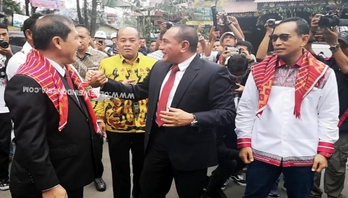 Ket foto : Bupati Karo Terkelin Brahmana saat menyambut kedatangan Gubernur Sumatera Utara Edy Rahmayadi dan rombongan, Jumat (05/07)2019