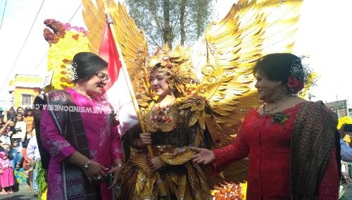 Ket foto : Ny.Sariati Sitompul dan Wakil Bupati Karo Cory Seriwaty Br Sebayang saat menyambut salah satu peserta pawai karnaval  dari Kabupaten Jember Jawa Timur di Festival Bunga dan Buah 2019
