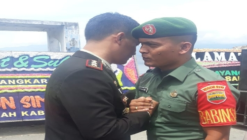 Foto : Penghargaan piagam Babinsa terbaik tingkat kabupaten Samosir langsung diserahkan oleh Kapolres Samosir AKBP Agus Darojad, S.I.K. M.H, diacara syukuran HUT Bhayangkara ke 73 kepada Serda Titir Tri Sihotang, Nrp :31040522570384 personil Koramil 03 Pangururan Samosir, Rabu (10/7).