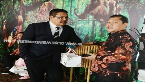 Ket foto : Bupati Karo Terkelin Brahmana SH bersama Anggota DPD RI Parlindungan Purba SH saat bertemu Di Medan terkait pembahasan Sister City beberapa hari lalu.