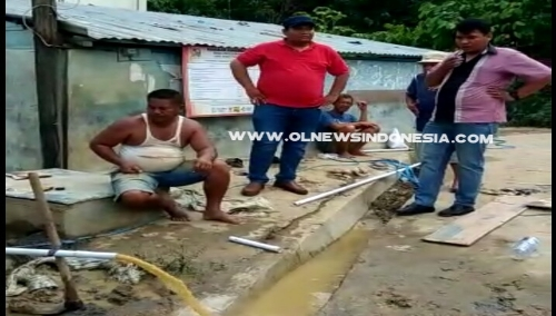 Ket foto : Saat Pihak Konsultan dan Fasilitator Pam Simas dan KKM serta warga Desa Lingga Muda melakukan pengeboran ulang dan sudha terlihat mengalir lancar.