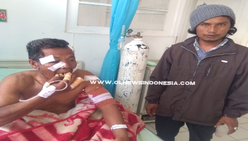 Ket foto : Korban saat di temeni keluarganya di Rumah Sakit Umum Kabanjahe, Kamis (18/07) 2019