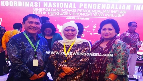 Ket foto : Bupati Karo Terkelin Brahmana foto bersama gubernur Jawa Timur Dra. Hj. Khofifah Indar Parawansa, M.Si didampingi Kabag Perekonomian Rismawati, Kamis (25/07) 2019. disela sela kegiatan TPID.