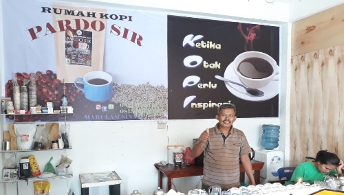 Foto : Marulam Sinaga, Ketua Kelompok Tani Kopi AGRO di Rumah Kopi Pardosir (Parbaba Dolok Samosir), Jln.Raya Simanindo Sp.Perkantoran Parbaba, Desa Siopat Sosor kecamatan Pangururan, Samosir Sumatera Utara