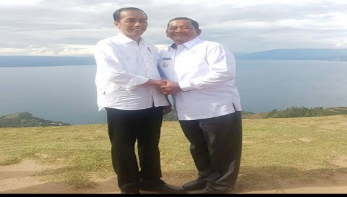 Foto : Presiden Jokowi foto bersama Bupati Samosir, Drs.Rapidin Simbolon MM, disela kunjungan kerja President beberapa waktu silam di Toba.