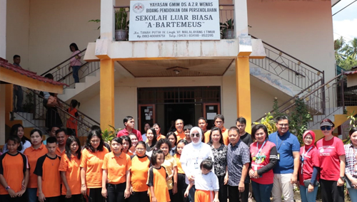 Ketua Wanita Selam Indonesia (WASI), Ny. Tri Tito Karnavian mengunjungi Panti Asuhan Bartemeus dan Sekolah Luar Biasa (SLB) A - Bartemeus Yayasan GMIM DS. A.Z.R. Wenas, di Malalayang Timur