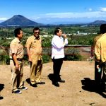 Bupati Karo Terkelin Brahmana didampingi sejumlah OPD meninjau lahan pembangunan Huntap tahap III disaksikan oleh Abed Nego Tarigan Staf Kepresidenan, Senin (05/08) 2019.