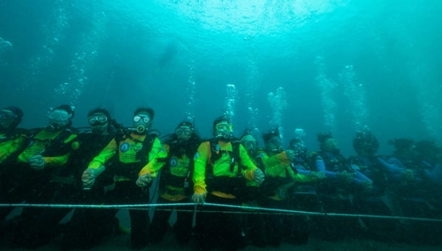 Suasana Menit-Menit Pemecahan Rekor Dunia Menyelam Bergandengan Terbanyak Di Teluk Manado