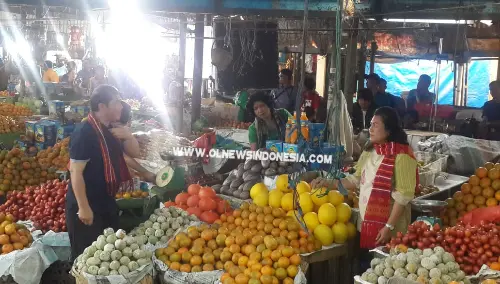 Ket foto : Bupati Karo Terkelin Brahmana SH saat beradegan bersama istri dalam Film Sang Prawira di Pasar Buah Berastagi, Kamis (01/08) 2019
