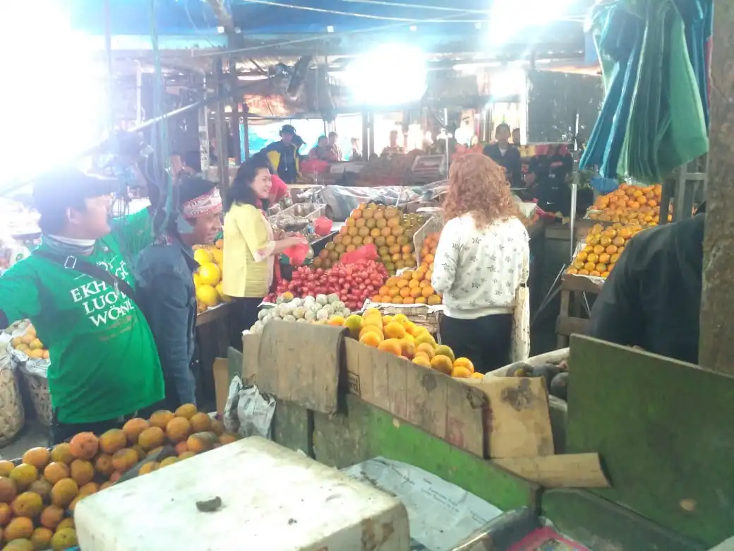 Ket foto  : Ibu Terkelin Brahmana saat beradegan dalam Film Sang Prawira bersama Bule (tamu)  yang membeli Buah di Pasar Buah Berastagi, Kamis (01/08) 2019