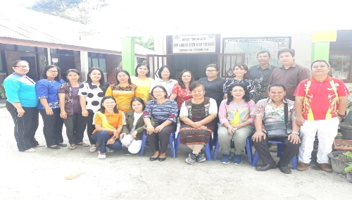 Foto : Plt Kepala Sekolah SMPN 4 Atap dan guru, foto bersama Team pengajar Pemulihan bathin dari yayasan HOUSE OF GRACE, yang tergabung dalam GEKARI (Gereja Kasih Karunia Indonesia) yang berada di Jakarta Timur, Jum'at (2/8)