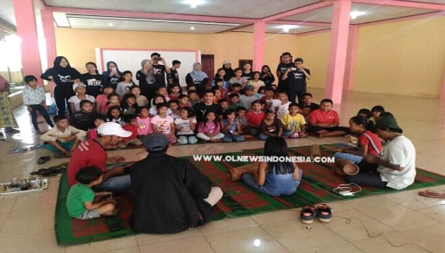 Ket foto : Para Mahasiswa Singapura saat memberikan Edukasi ke anak anak di Lembah Sibayak Berastagi
