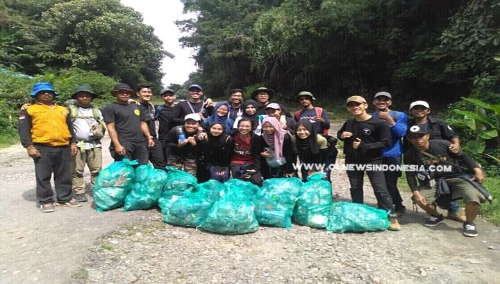 Ket foto : Salah satu Kegiatan para Mahasiswa Singapura di Lembah Sibayak Pungut Sampah.