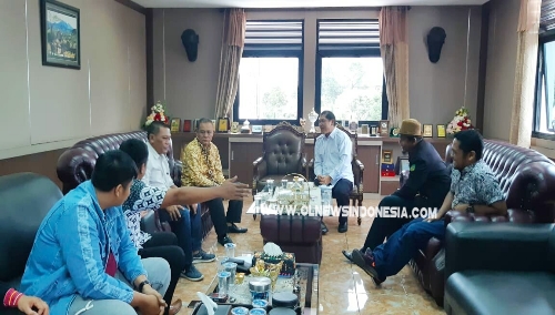 Ket foto : Bupati Karo Terima kunjungan  audensi Ketum PMS Mbelin Brahmana bersama rombongan di ruang Kerja Bupati Karo pada Senin (05/08) 2019 /Ist.