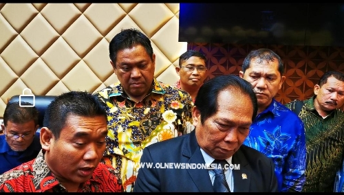 Ket foto : Komisi V DPR RI Anton Sihombing didampingi komisi D DPRD Provsu dan Bupati Karo Terkelin Brahmana dan Bupati Dairi, meminta dukungan pembangunan jalan layang agar terealisasi.
