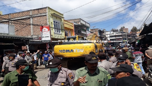Ket foto : situasi saat pihak Pengadilan Negeri Kabanjahe melakukan eksekusi Lahan dan Ruko di jalan Pembangunan Gang Merek Berastagi, Kamis (08/08) 2019