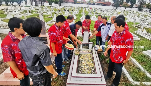 Ket foto : Pengurus PSMTI Kabupaten Karo saat lakukan tabur bunga di makam Pahlawan Kabanjahe, Jumat (09/08) 2019