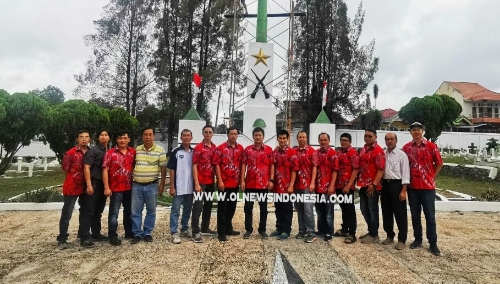 Ket foto : seluruh Pengurus PSMTI Kabupaten Karo diabadikan di Monumen Makam Pahlawan Kabanjahe, Jumat (09/08) 2019