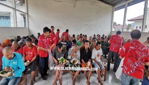 Ket foto : Aksi Sosial PSMTI di Panti Sosial Pajoreken Berastagi, usai gelar Tabur Bunga di makam Pahlawan Kabanjahe pada Jumat, (09/08) 2019