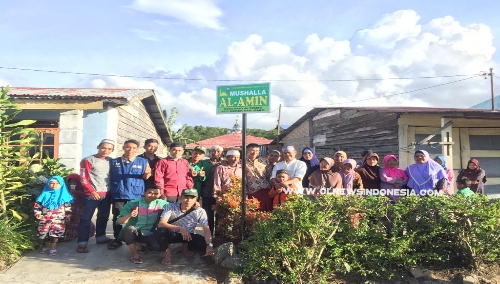 Ket foto : Mahasiswa UIN-SU bersama masyarakat Muslim Desa Pertibi Tembe Kec Merek Kabupaten Karo berfoto disela sela kegiatan keagaman di Komplek Masjid