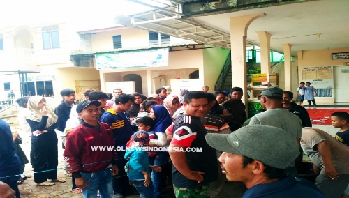 Ket foto  : tampak panitia kurban sedang membagikan daging korban ke warga Desa Jaranguda, Minggu (11/08) 2019