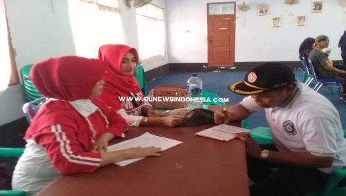 ket poto dari kanan pake topi Ketua PHBN kecamatan Jiput H.Adang Suhendar S.Pd.i saat mendaftar Donor Darah di aula Kecamatan Jiput. 10/08