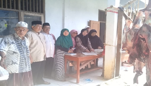 Ket poto dari kiri ketua PCM Kadu Logak Syamsudin S.Pd.i Ketua PDM Drs. Uci masruki saat menyerahkan Daging qurban