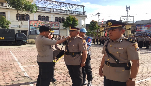 Foto : Kapolres Samosir AKBP.Agus Darojad S.I.K, M.H, melakukan penyematan tanda jabatan kepada Kapolsek Pangururan yang baru, IPTU Radiaman Simarmata, Senin (12/8) di Halaman Mako Polres Samosir, Sumatera Utara.