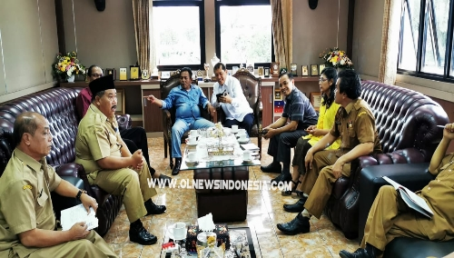 Ket foto : Bupati Karo menerima audensi tokoh akademisi USU Wara Sinuhaji dan Dr Suprayitno terkait Cagar Budaya menuju Karo warisan dunia di  ruang kerja Bupati, di Kabanjahe (12/08) 2019 .