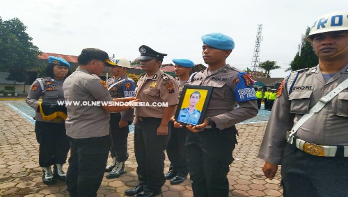 Ket foto : Salah satu Anggota Polri yang bertugas di Polres Tanah Karo yang ditanggalkan baju dinasnya oleh Wakapolres Tanah Karo Kompol Hasian Panggabean, Senin (12/08) 2019.