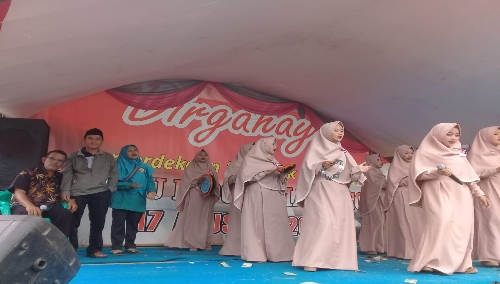 A.Sunarya Kepala Desa Sukamanah kec. Jiput ( tengah pake peci ) saat warganya pentas Qosidah.
